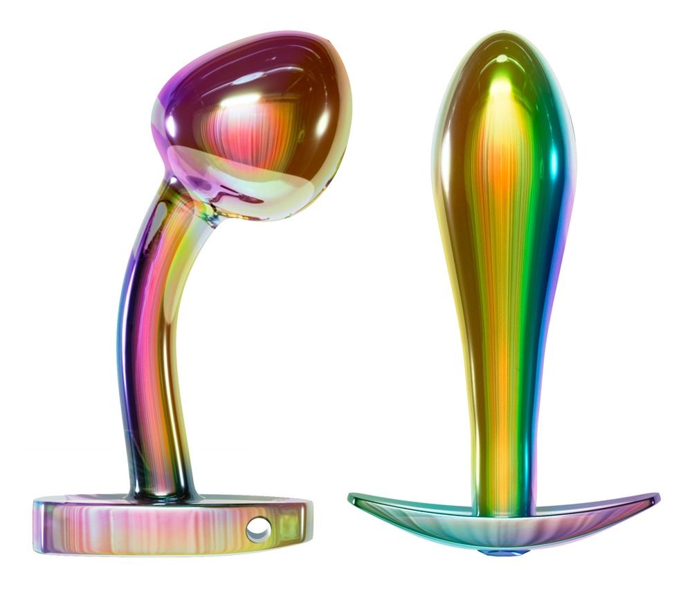 Zwei metallische Anal-Plugs in Regenbogenfarben. Einer hat einen gebogenen Schaft, der andere ist gerade.