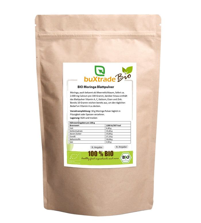 Beutel mit "buXtrade Bio Moringa Blattpulver"-Etikett. Enthält Nährwertangaben und Bio-Siegel.
