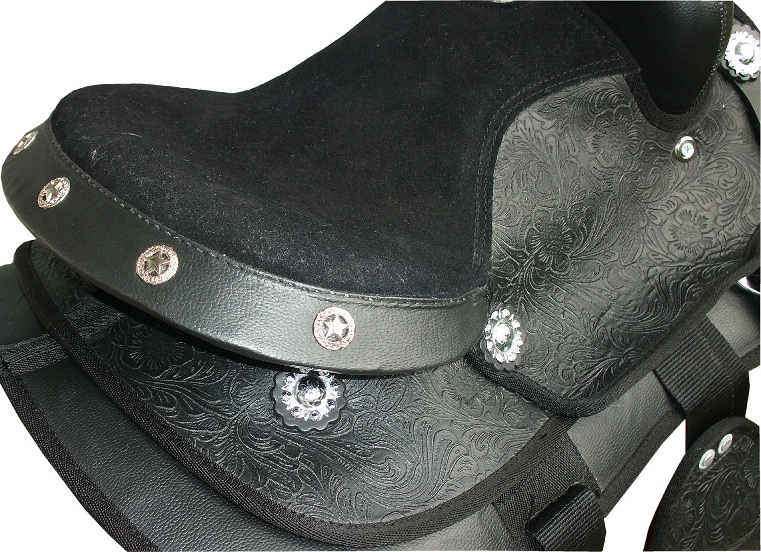Schwarzer Sattel mit silbernen Verzierungen. Geprägtes Muster auf Leder. Detailansicht.