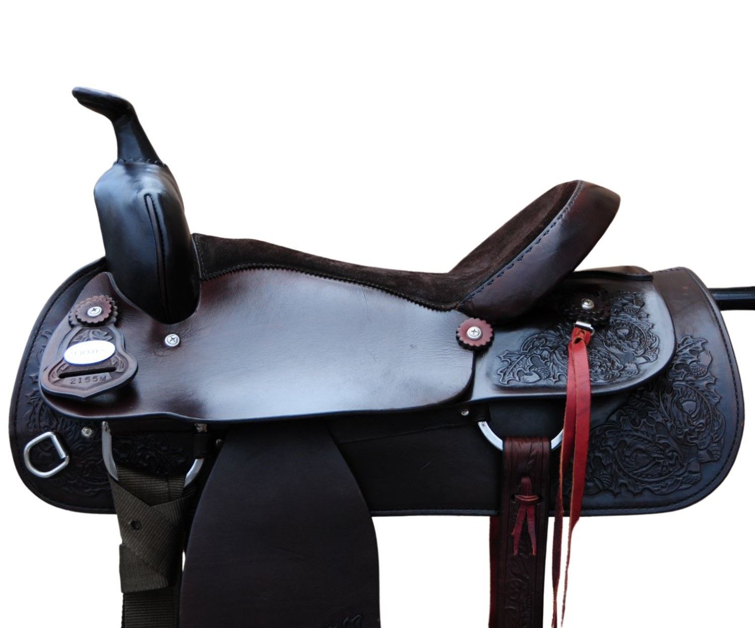 Brauner Sattel mit floralen Gravuren. Schwarzer Sattelbaum, braune Sitzfläche, roter Riemen, Metallbeschläge.