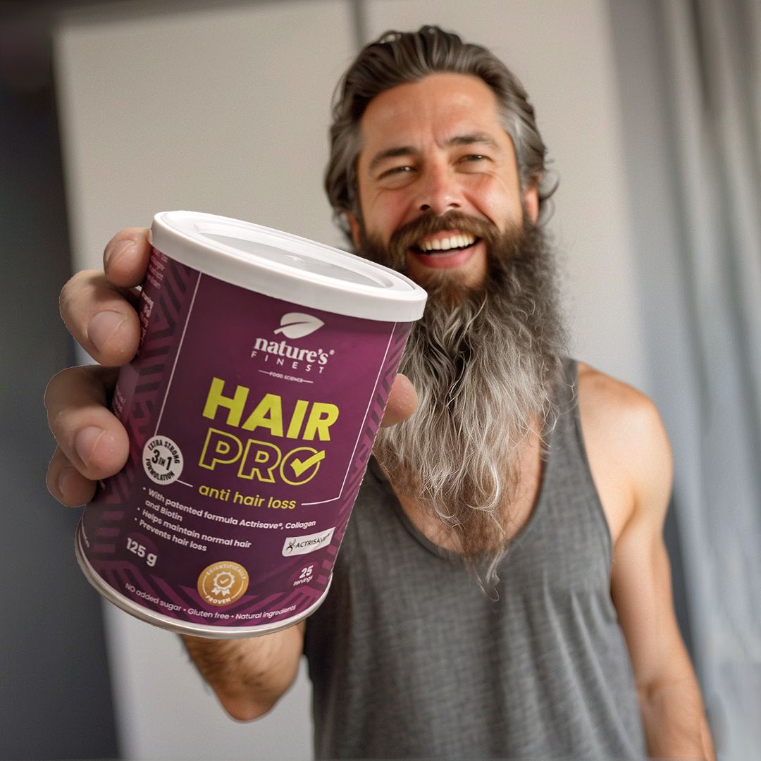 Mann hält Dose Nature's Finest Hair Pro. Aufschrift 'Hair Pro' gegen Haarausfall. Mann mit Bart.