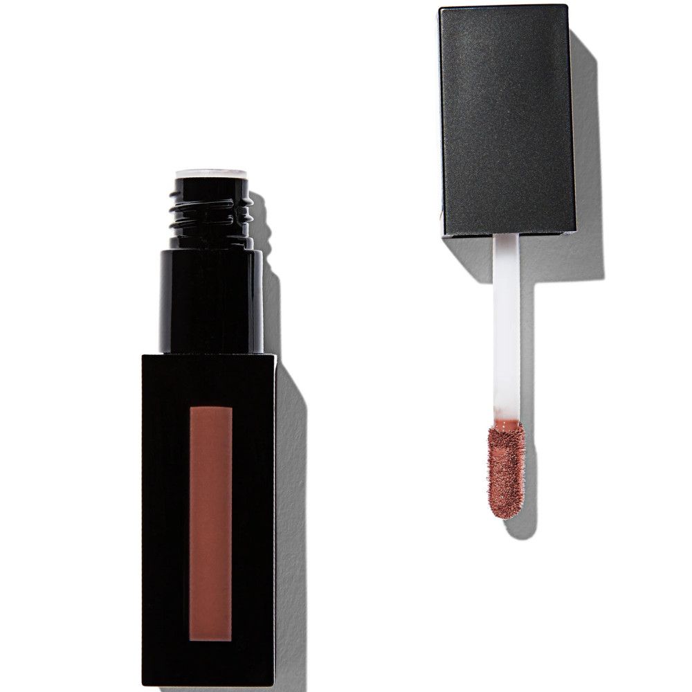 Matte Lipgloss-Flakon, geöffnet. Schwarzer Behälter mit braunem Streifen. Applikator mit rosafarbenem Produkt.