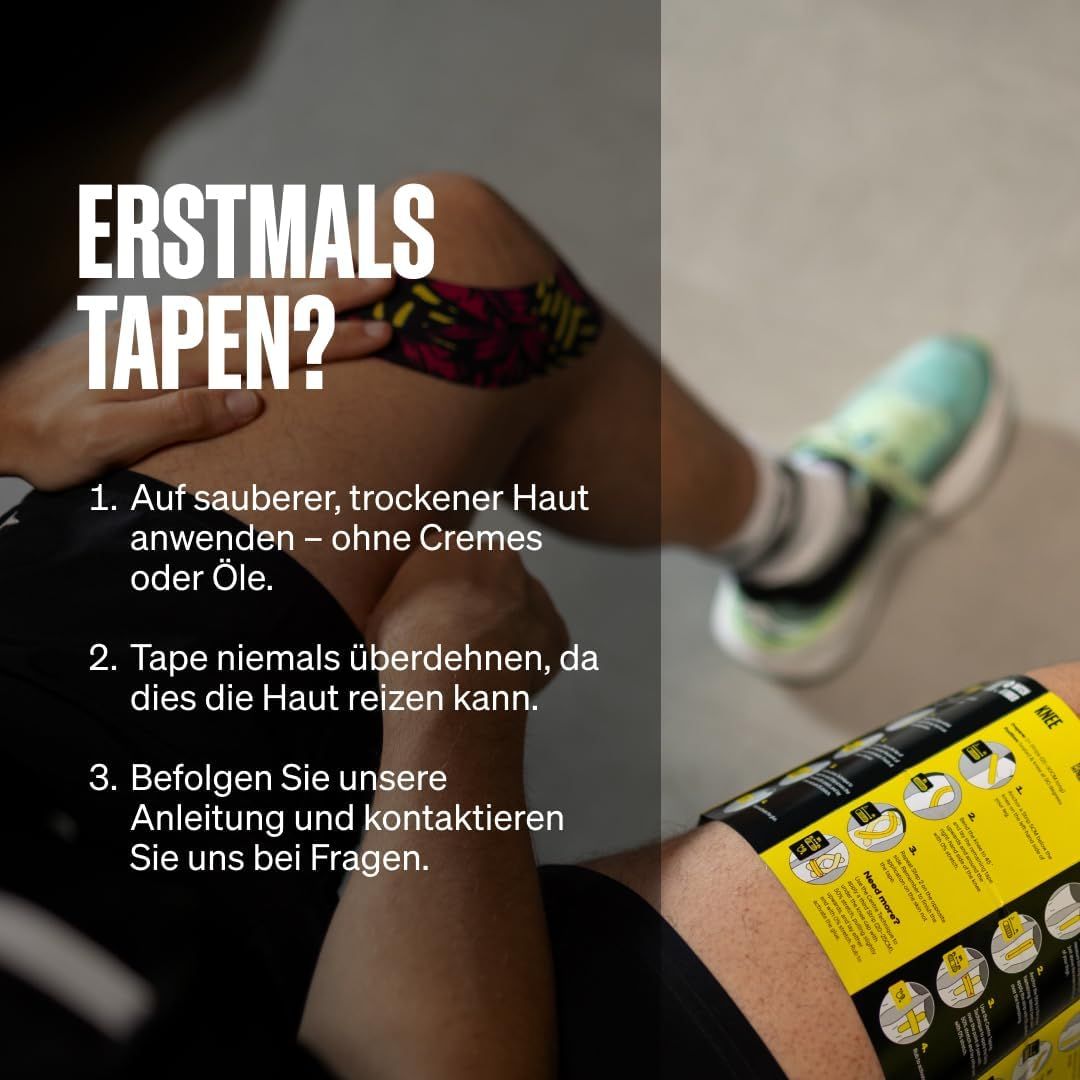 Person legt Kinesiologie Tape mit Blattmuster an einem Knie an.