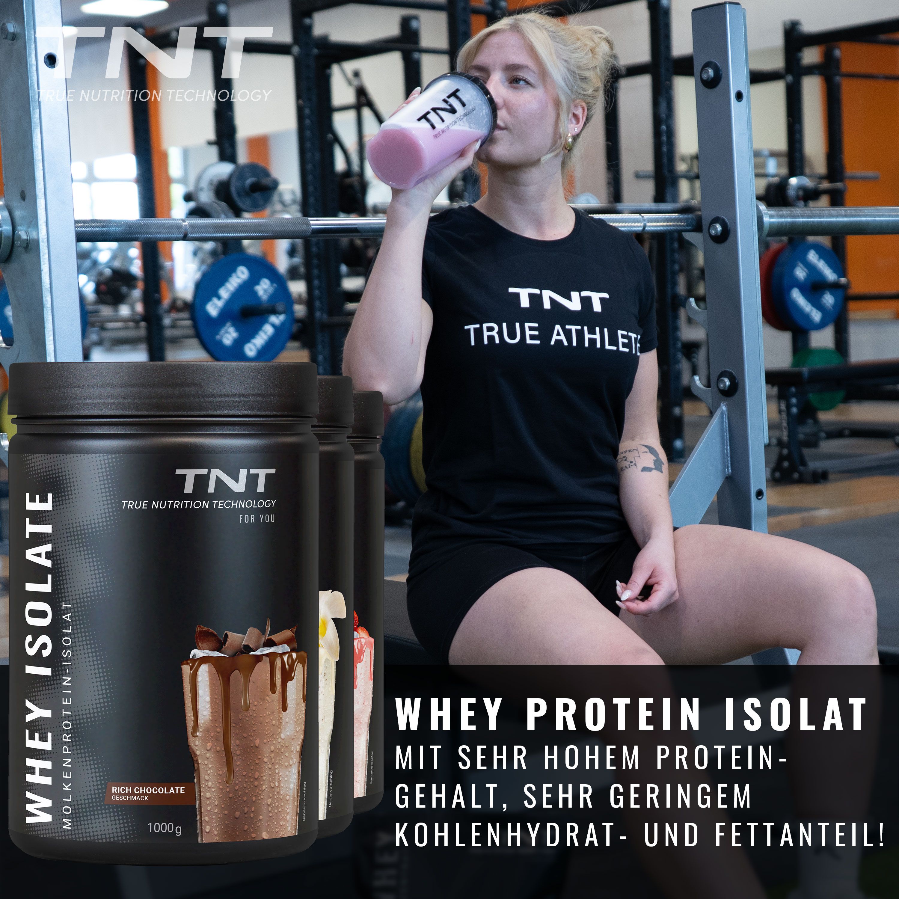 Frau trinkt Shake aus TNT Shaker. Mehrere Dosen TNT Whey Isolate im Hintergrund.