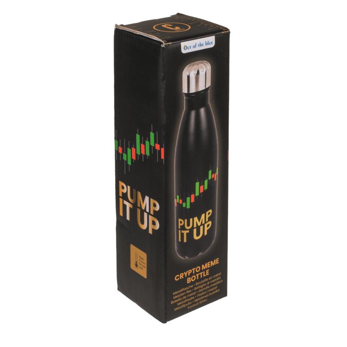 Schwarze Trinkflasche in Verpackung. Aufdruck: Diagramm, goldener Schriftzug "PUMP IT UP". Verpackung mit Text.