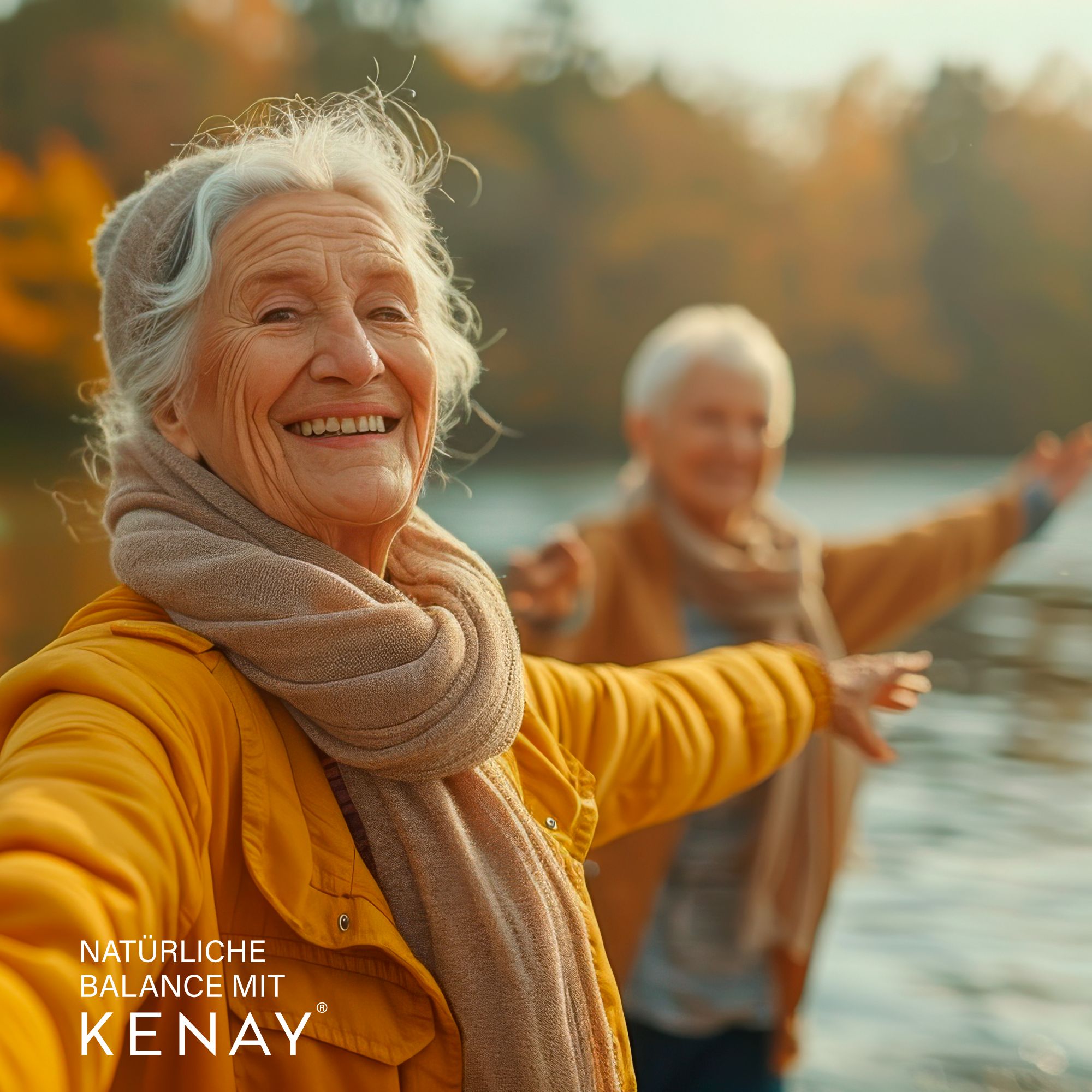 Zwei ältere Frauen lächeln im Freien. Text: Natürliche Balance mit KENAY.
