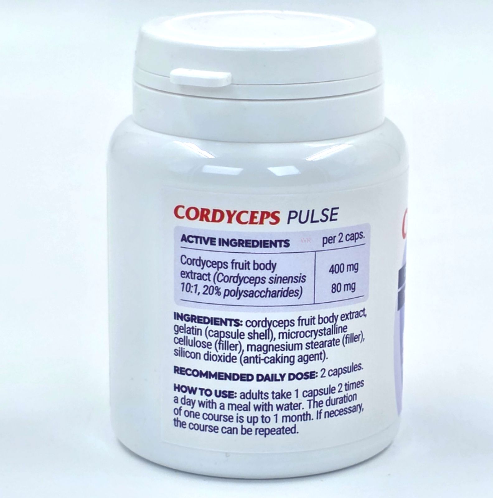 Weiße Flasche mit Etikett. Aufschrift: Cordyceps Pulse, Wirkstoffe, Inhaltsstoffe, empfohlene Tagesdosis, Anwendungshinweise.