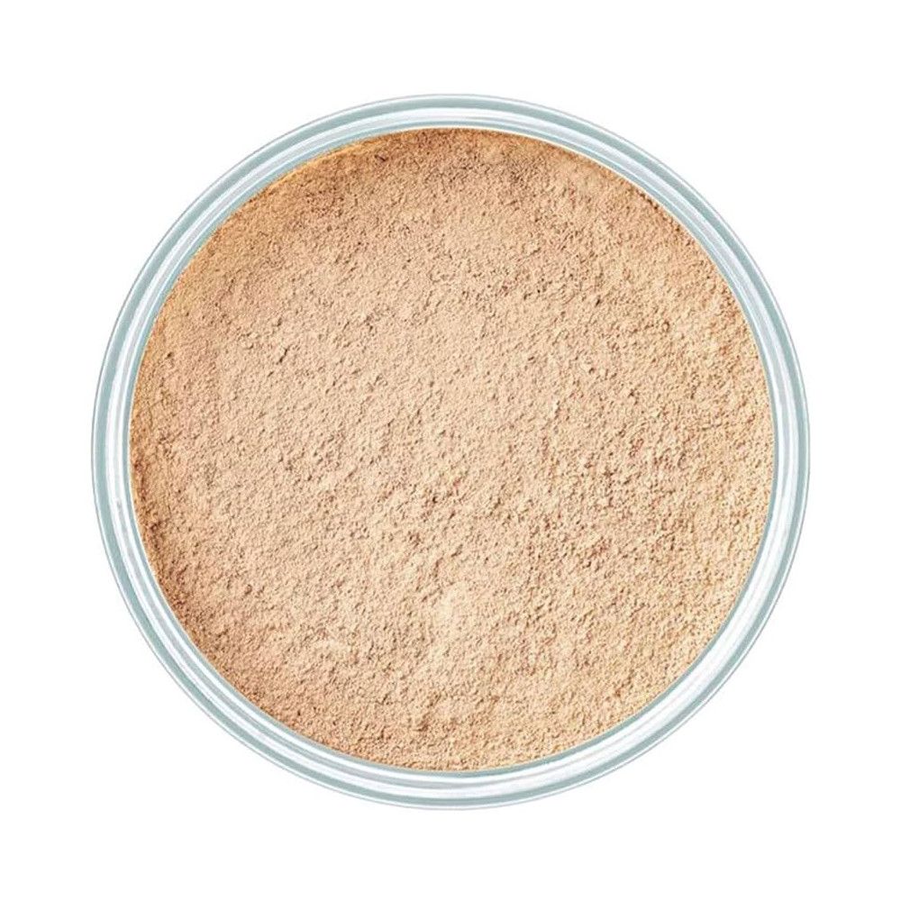 Artdeco Mineral Powder Foundation, helle Beige-Farbe, von oben in einem transparenten Behälter.