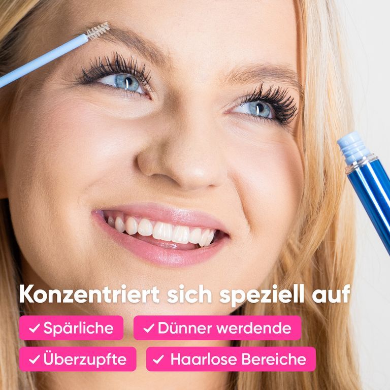 Nahaufnahme einer Frau, die Augenbrauenserum aufträgt. Konzentriert sich auf lichte Stellen.