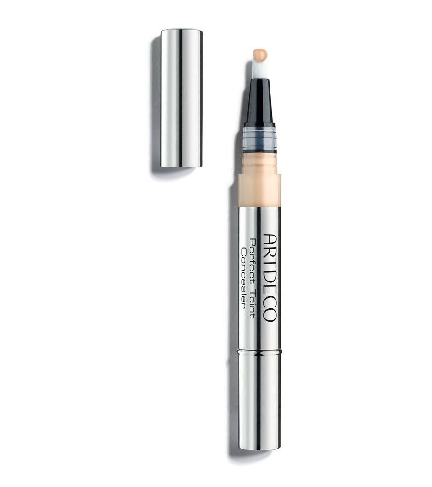 PERFECT TEINT Concealer. Silberfarbene Hülle, hellbeige Farbton. Aufschrift: ARTDECO Perfect Teint Concealer. Kappe daneben.