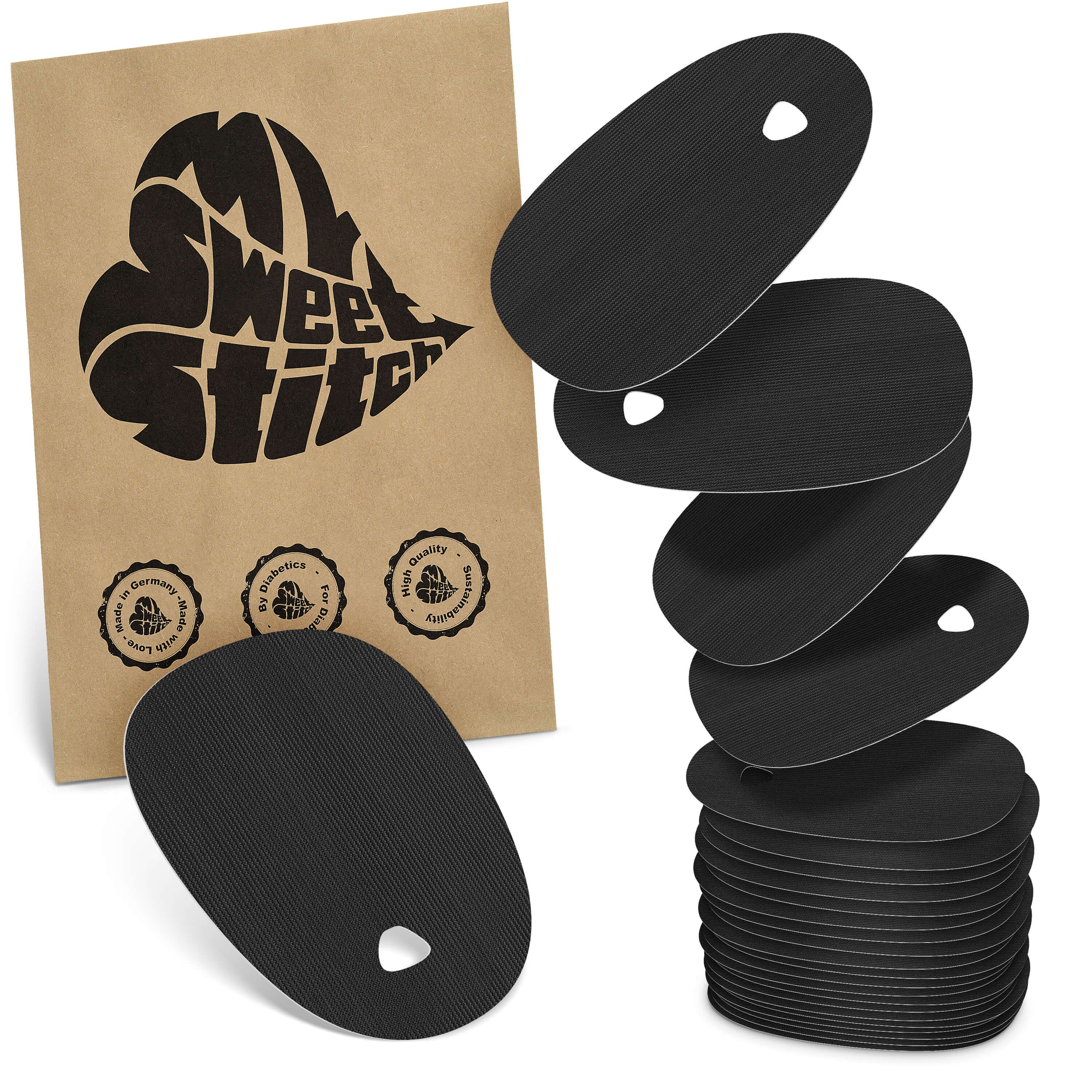 Schwarze, ovale Pflaster mit Loch. Neben einer Papiertüte mit Logo und Siegeln. Stapel von Pflastern.