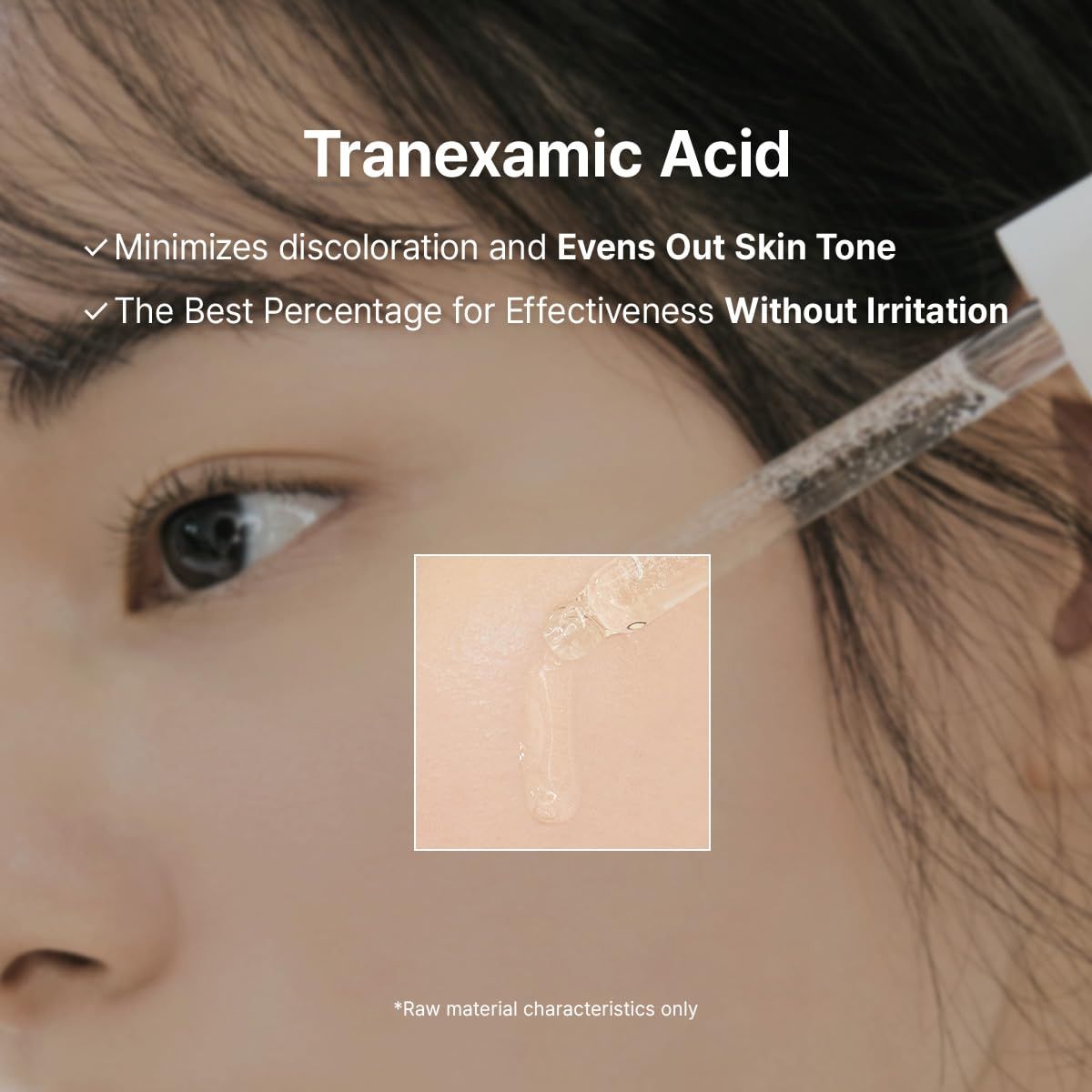 Nahaufnahme eines Gesichts mit Tropfen Serum. Text: Tranexamsäure. Minimiert Verfärbungen und gleicht den Hautton aus.