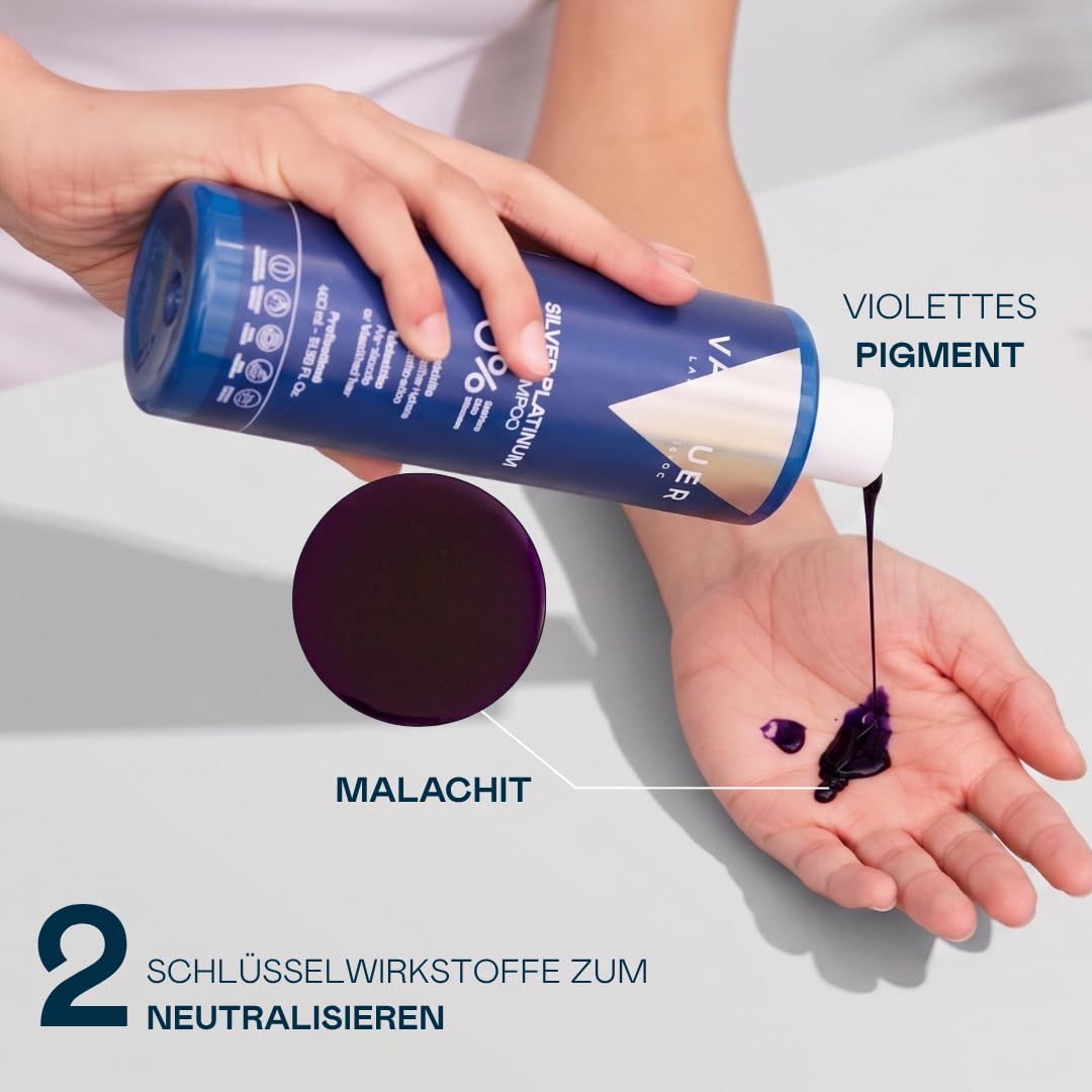Eine Hand hält eine blaue Flasche und gibt lila Flüssigkeit in die andere Hand. Daneben ein Kreis mit lila Flüssigkeit.
