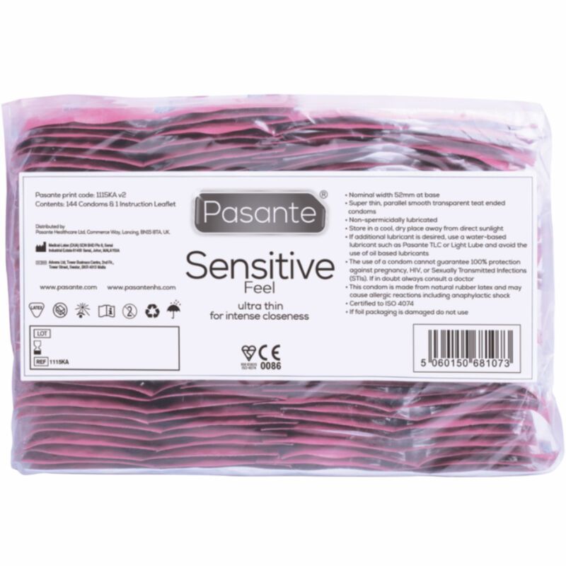 Packung mit rosa Kondomverpackungen mit Produktnamen Pasante Sensitive Feel.