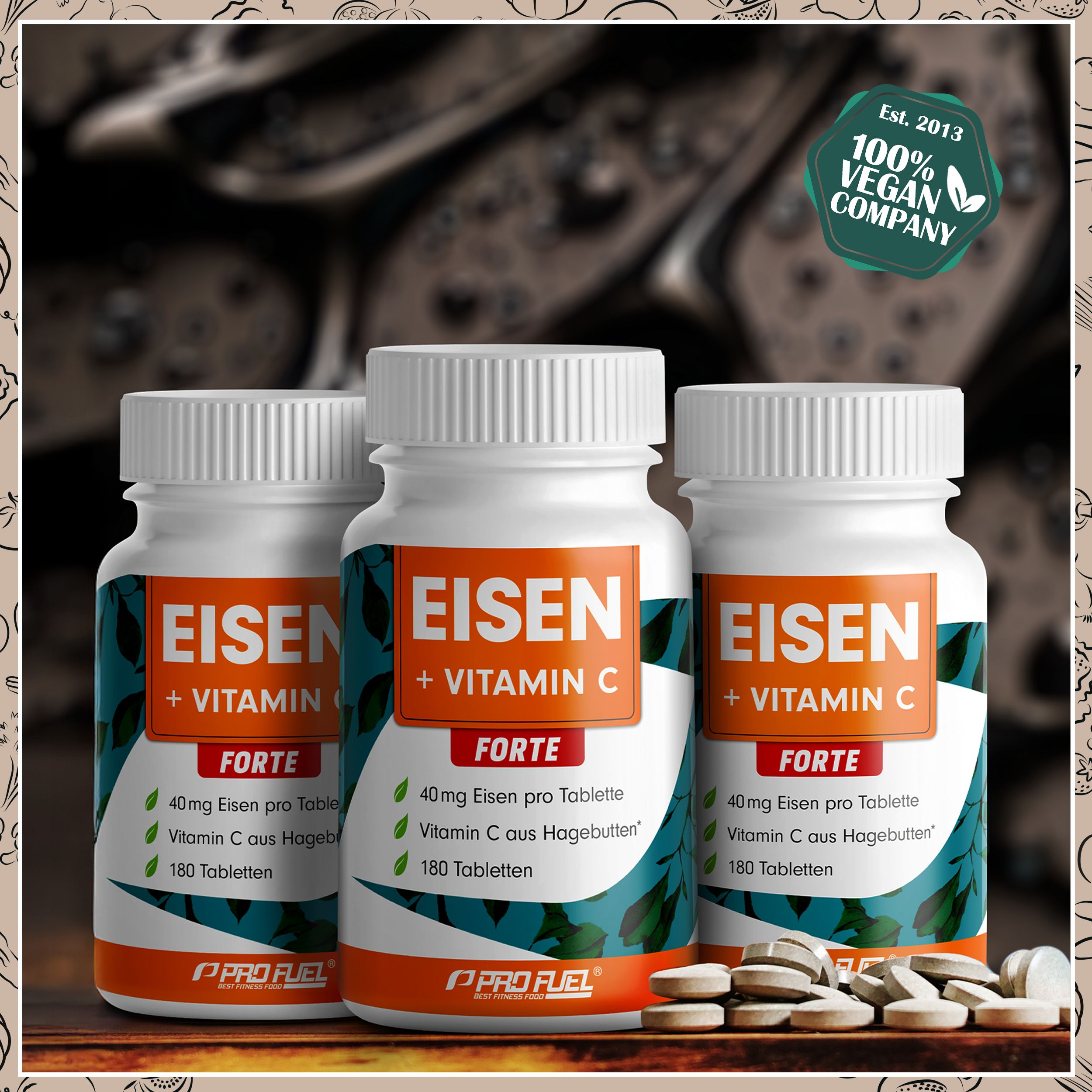 Drei Flaschen EISEN + VITAMIN C FORTE. Weiße Flaschen mit orangefarbenem Etikett. Aufschrift: 40mg Eisen pro Tablette, Vitamin C aus Hagebutten, 180 Tabletten.