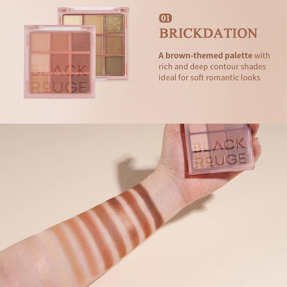 Zwei Brickdation-Paletten. Eine in der Hand, eine daneben. Arm mit Swatches. Text: BLACK ROUGE.