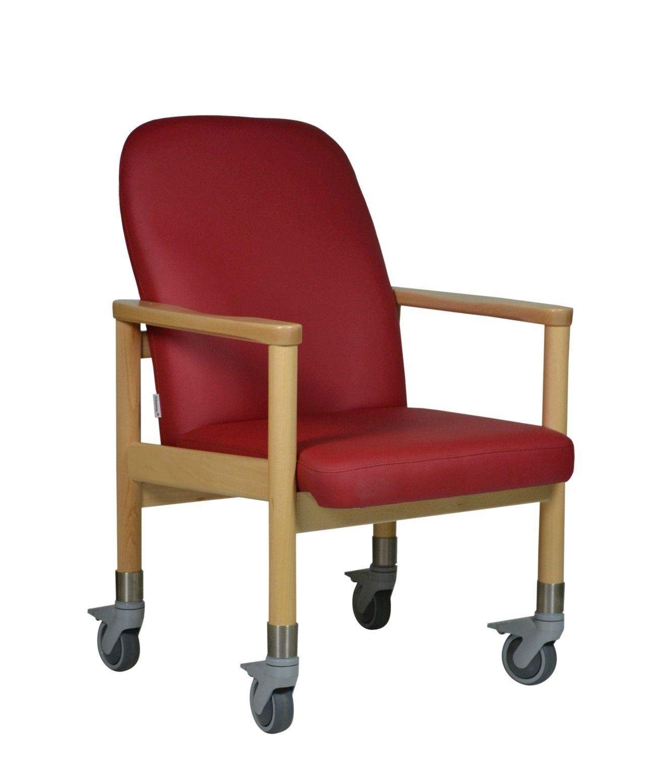 Stuhl mit Rollen, roter Sitzfläche und Holzrahmen. Armlehnen und Rollen an den Beinen.