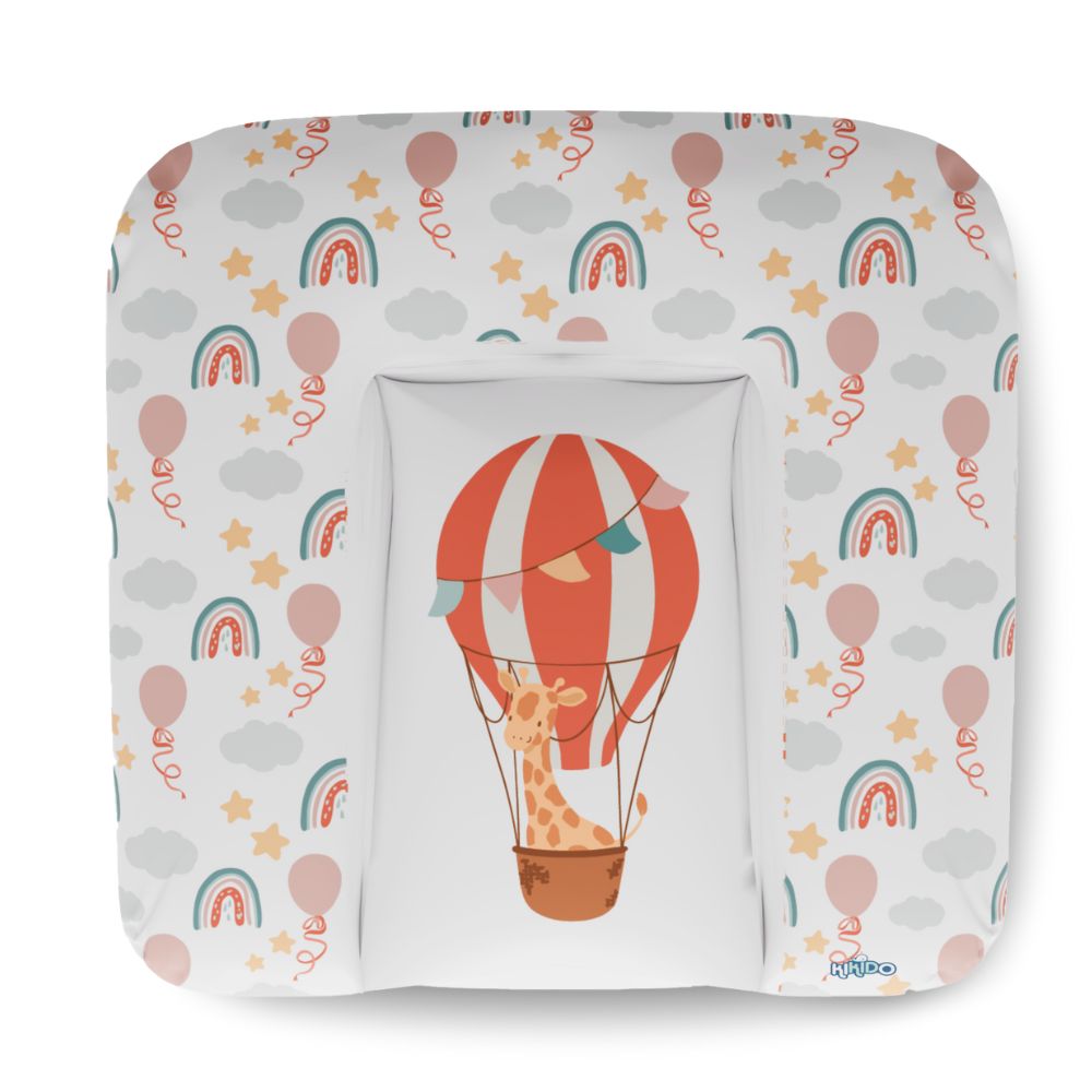 Wickelauflage mit Giraffen-Heißluftballon-Motiv. Quadratische Form mit erhöhten Seiten. Muster mit Regenbogen, Sternen und Ballons.