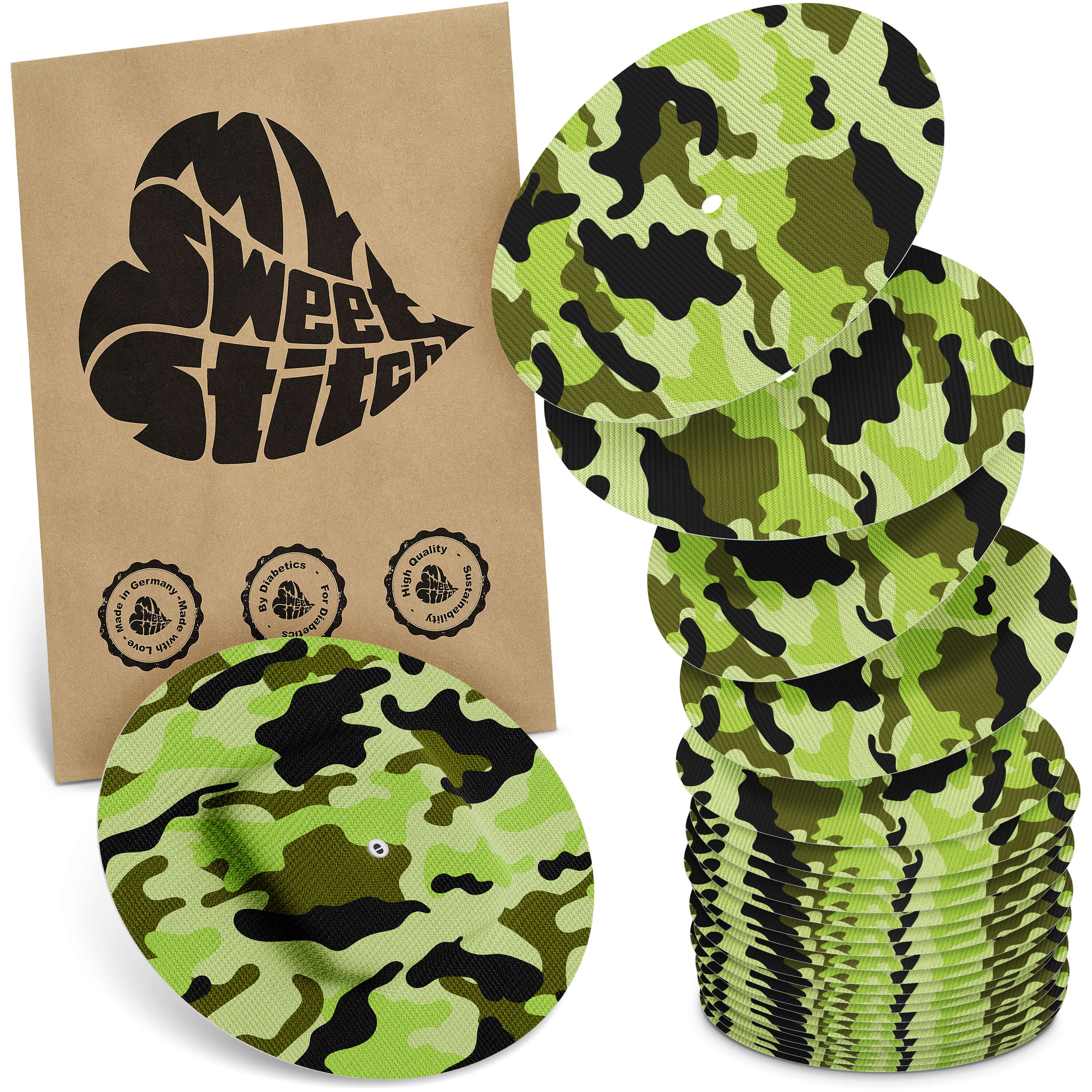 Runde Pflaster mit Camouflage-Muster in Grün- und Schwarztönen. Braune Verpackung mit Logo und Qualitätssiegeln.