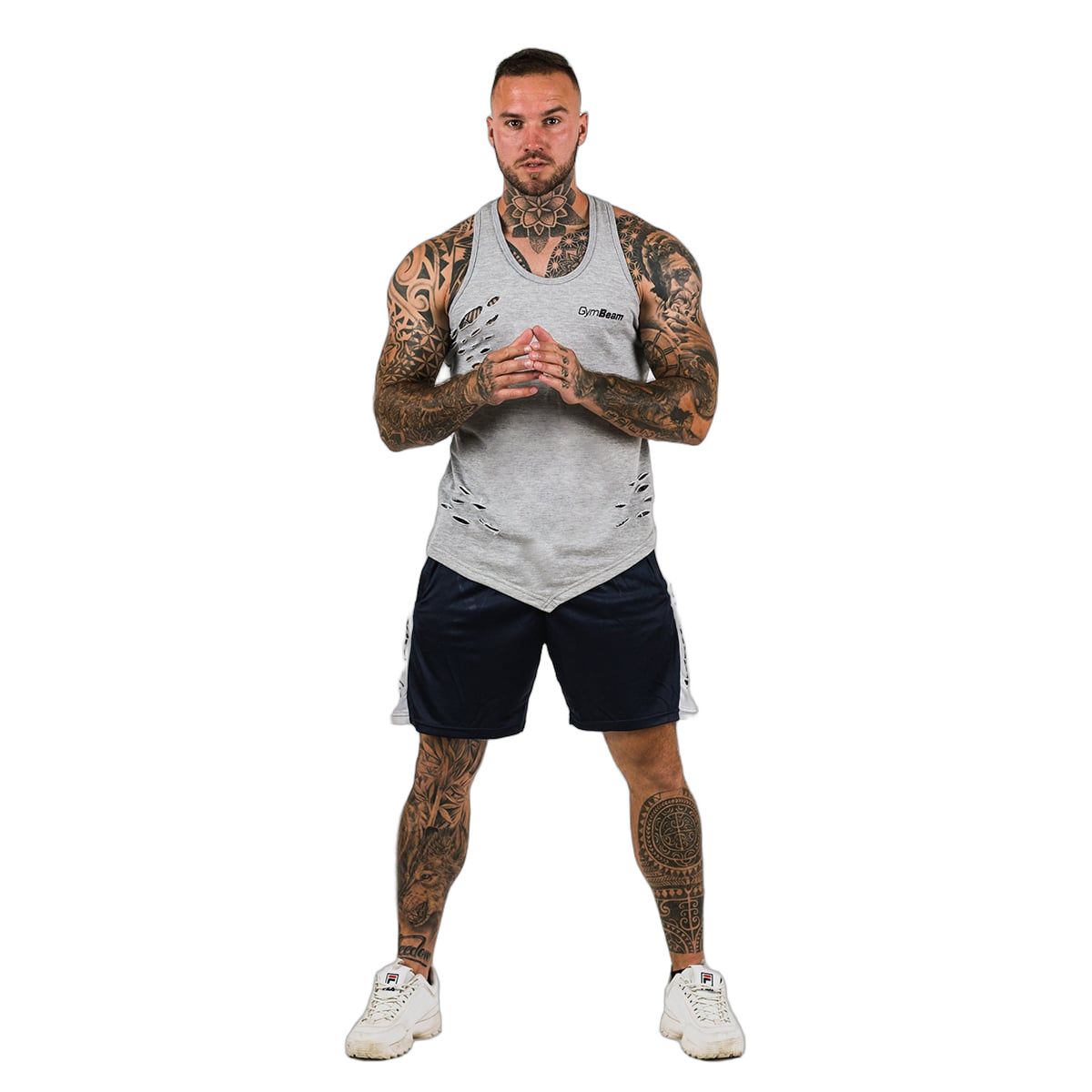 Mann in dunkelblauen Herren-Shorts mit Gummizug und seitlichen Streifen.