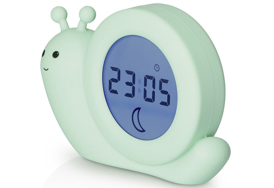 Grüner Schlaftrainer in Schneckenform. Digitalanzeige mit Uhrzeit und Mondsymbol. Zwei Fühler oben.
