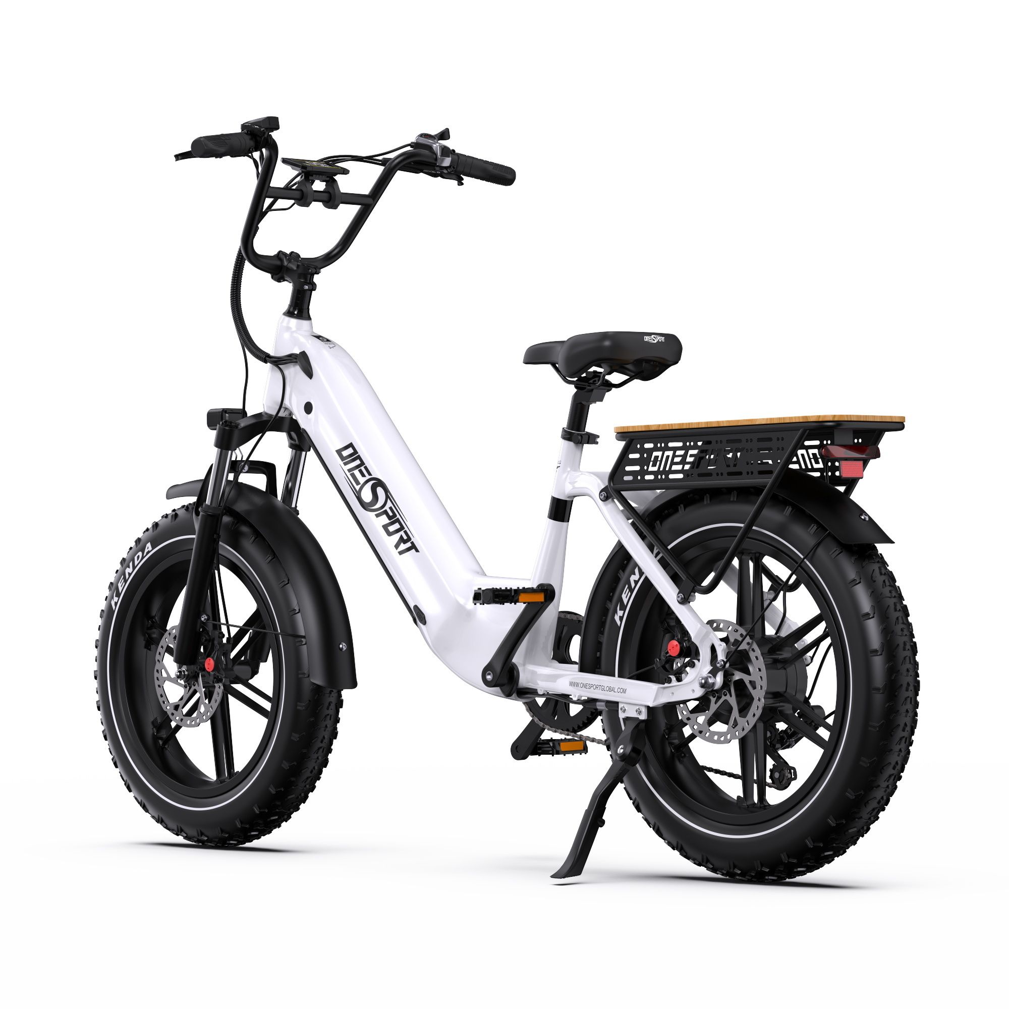 Weißes E-Bike mit schwarzen Reifen und Gepäckträger. Marke: Onesport. Kenda-Reifen. Schwarzer Lenker und Sattel.