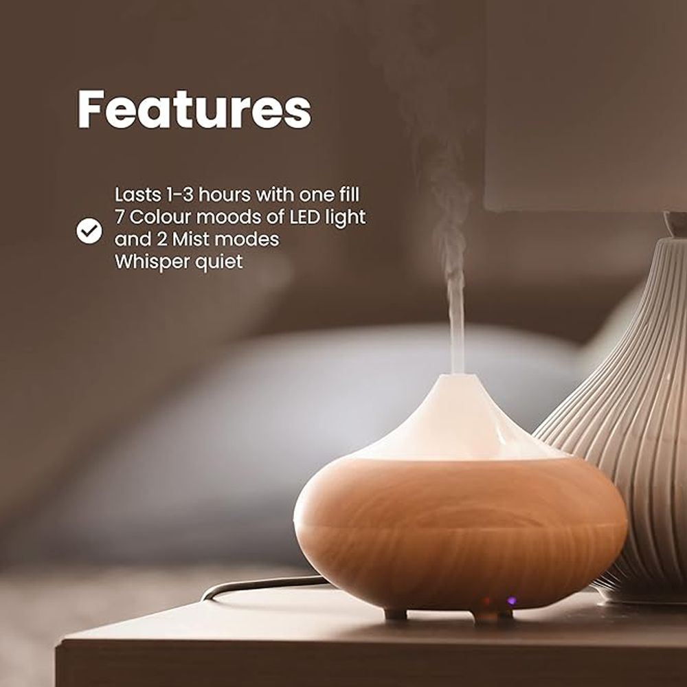 Aroma-Diffusor, Holzoptik, Dampf. Text: Merkmale: 1-3 Stunden, 7 Farben, 2 Modi. Auf Nachttisch.