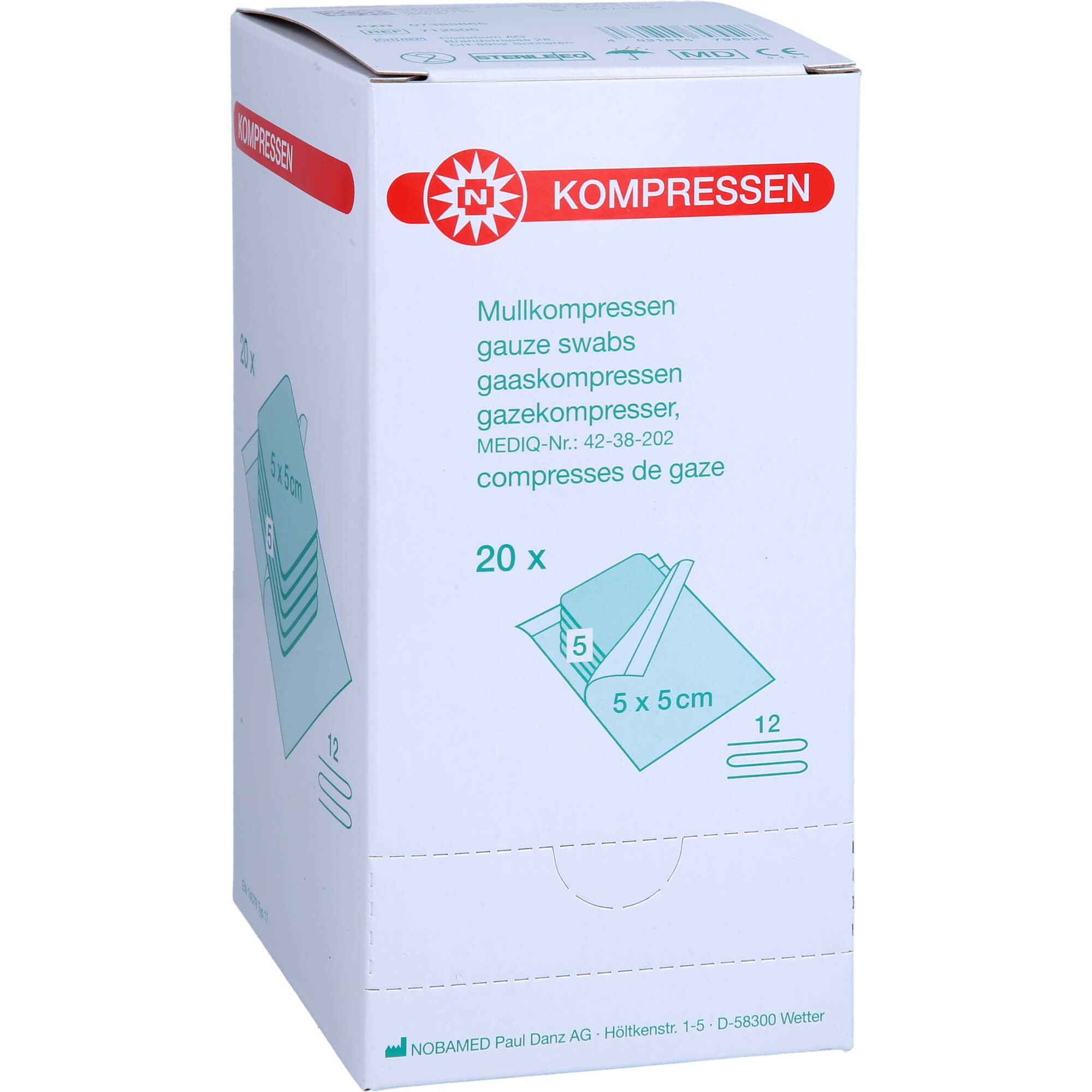 Weiße Kartonverpackung mit roter Schrift. Aufdruck: Kompressen, Mullkompressen, 20 Stück, 5 x 5 cm. Gezeigt ist eine einzelne Kompresse.