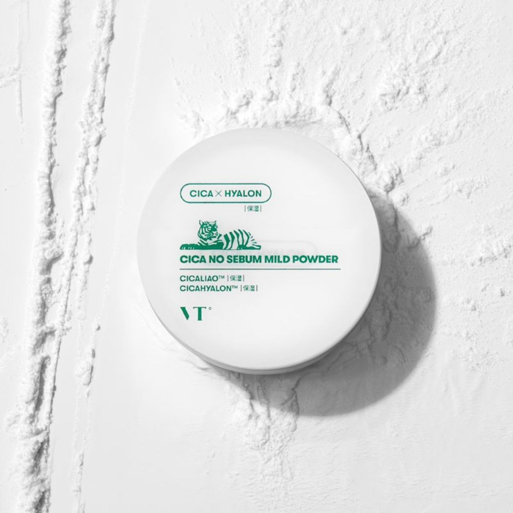 VT Cosmetics Cica No Sebum Mild Powder Dose auf weißem Puder.