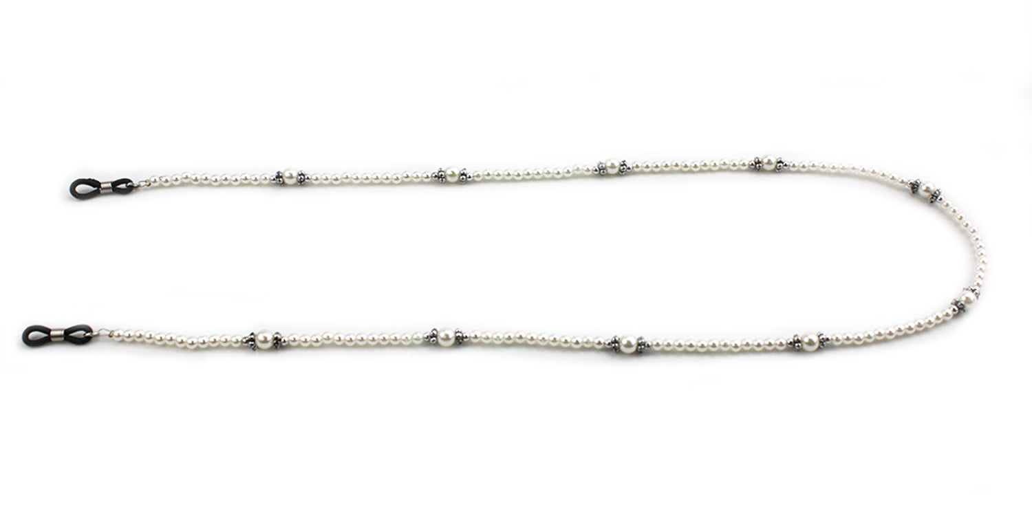 Brillenkette mit Perlen und silberfarbenen Kugeln. Schwarze Brillenhalterungen an beiden Enden. Auf weißem Hintergrund.