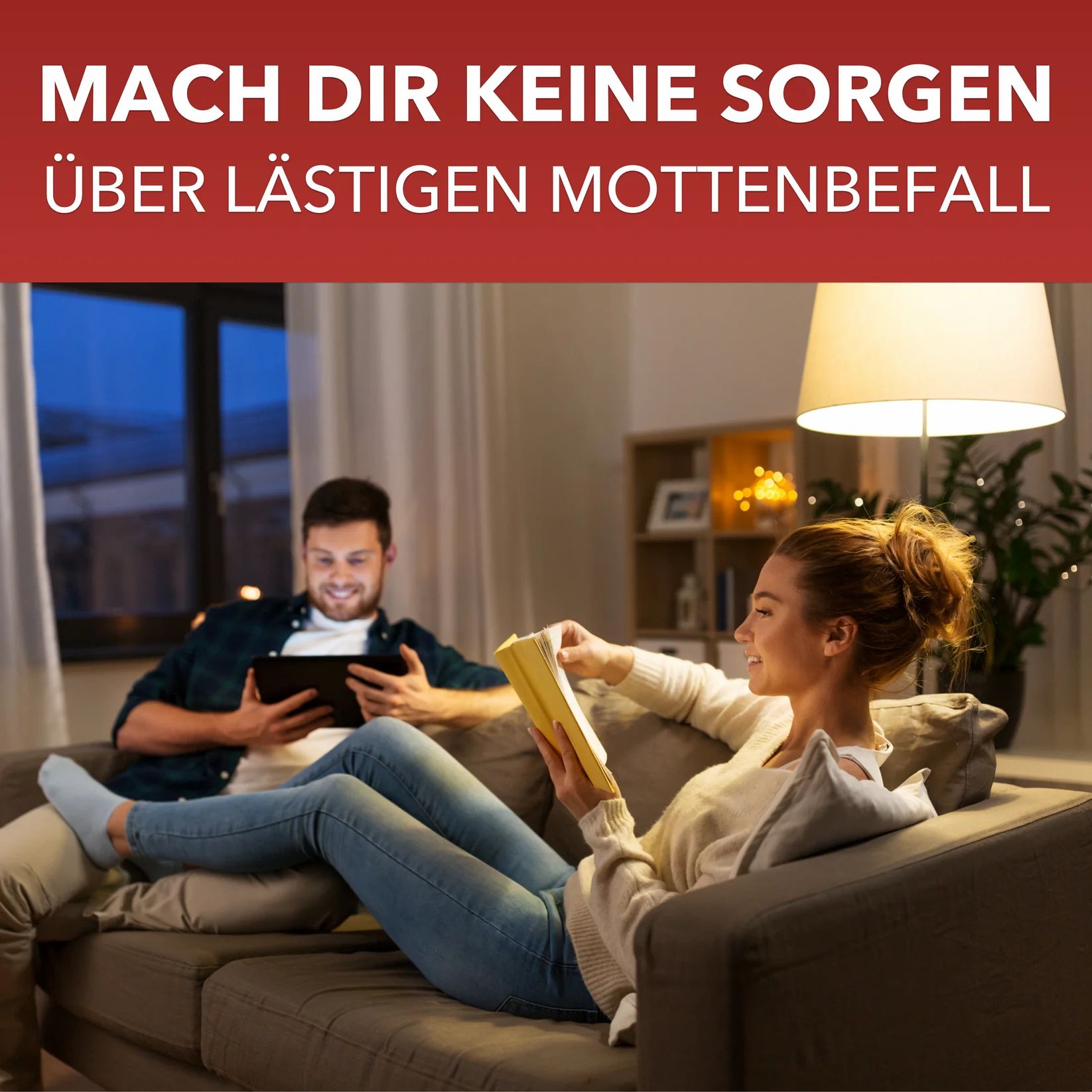 Paar auf Sofa, Mann mit Tablet, Frau liest Buch. Auf rotem Hintergrund: Mach dir keine Sorgen über lästigen Mottenbefall.