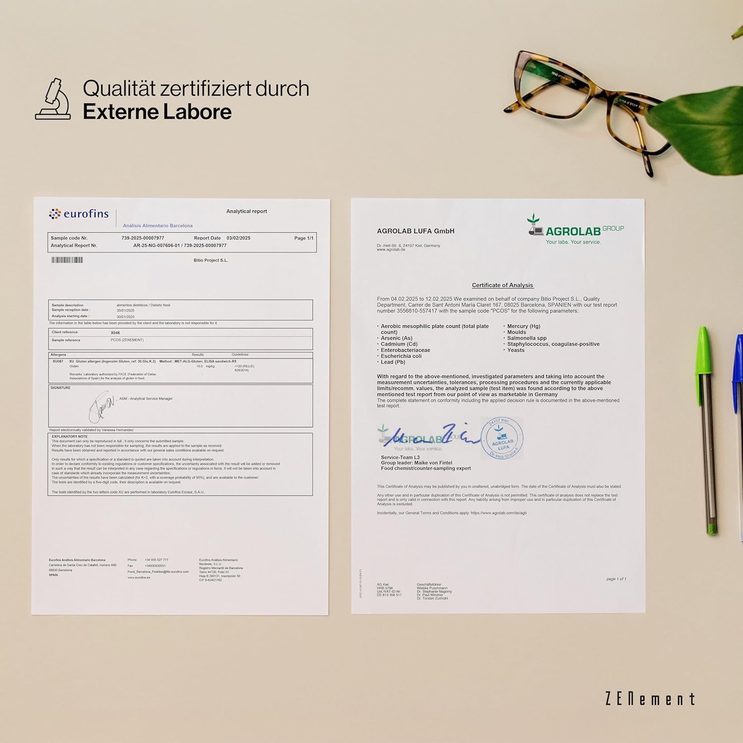 Zwei Zertifikate von Eurofins und Agrolab. Text: Zertifizierungsbericht. Stifte und Brille liegen daneben. Zenement Logo.