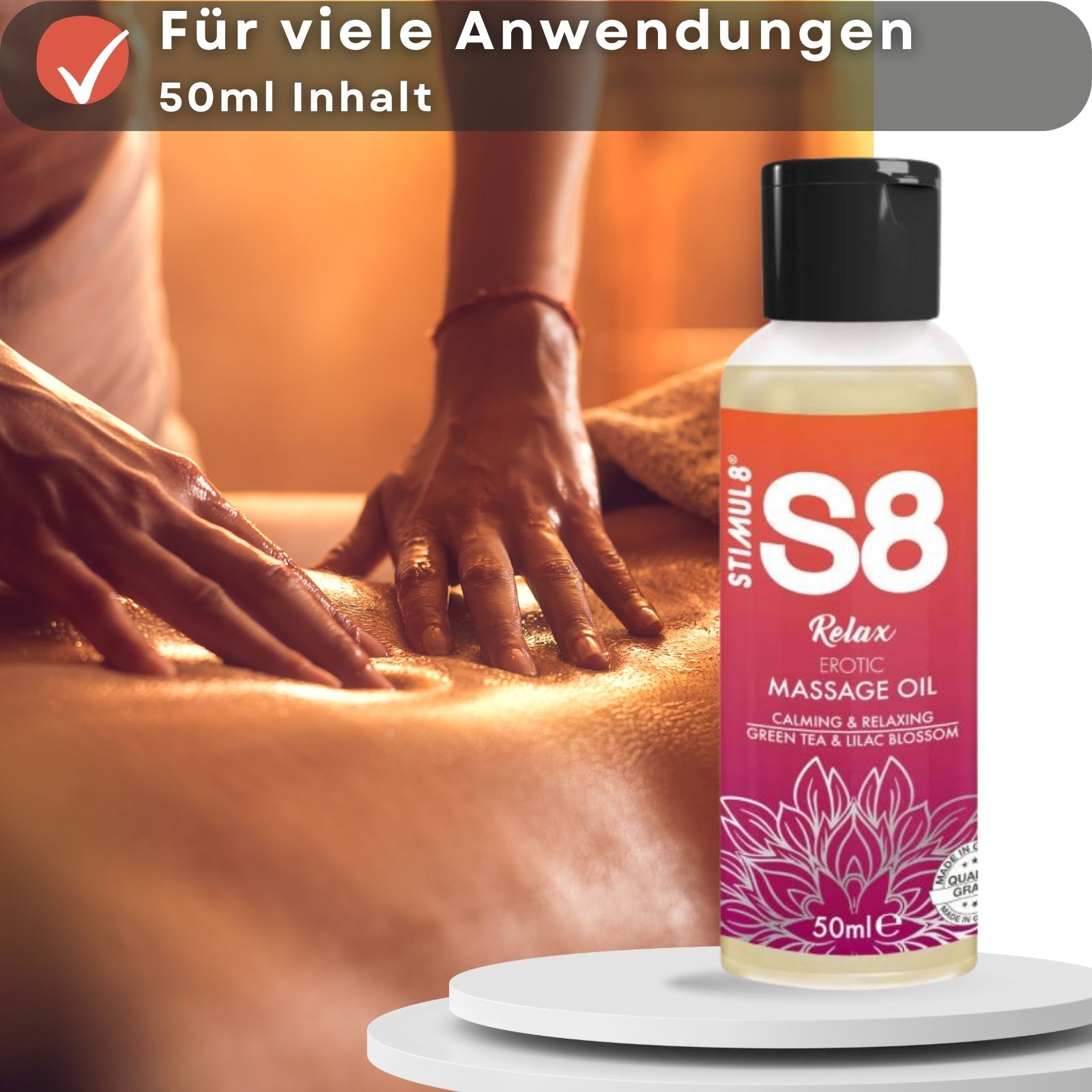 S8 Relax Erotic Massage Oil. Flasche mit schwarzem Deckel. Aufschrift: S8. Hände massieren Rücken.