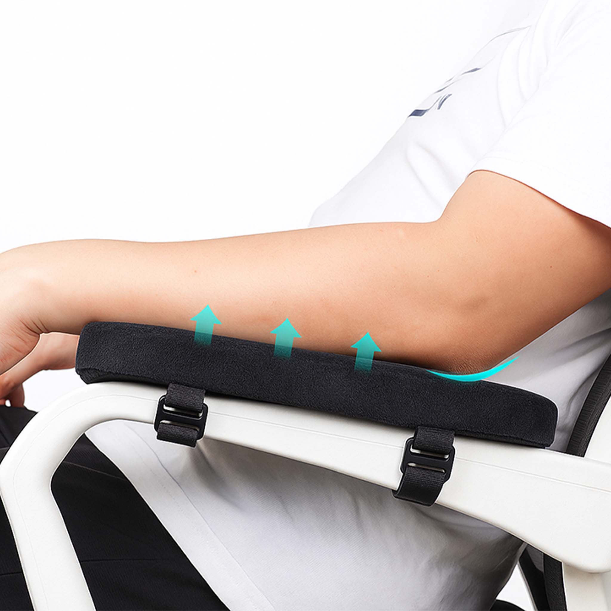 Schwarzes Armlehnenkissen am Stuhl, Arm aufliegend. Pfeile zeigen Druckentlastung. Schwarze Gurte zur Befestigung.