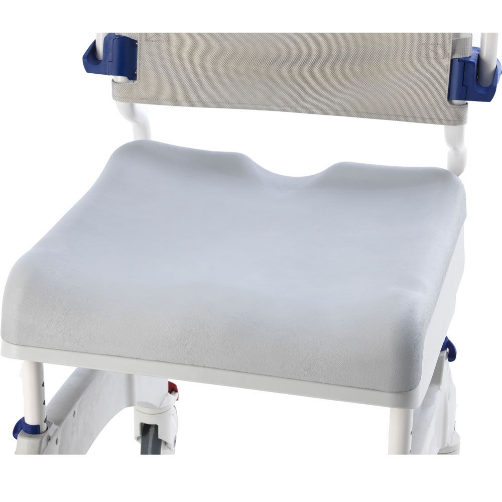 Grauer, gepolsterter Sitz mit Rückenlehne und blauen Halterungen. Der Sitz hat eine Aussparung.