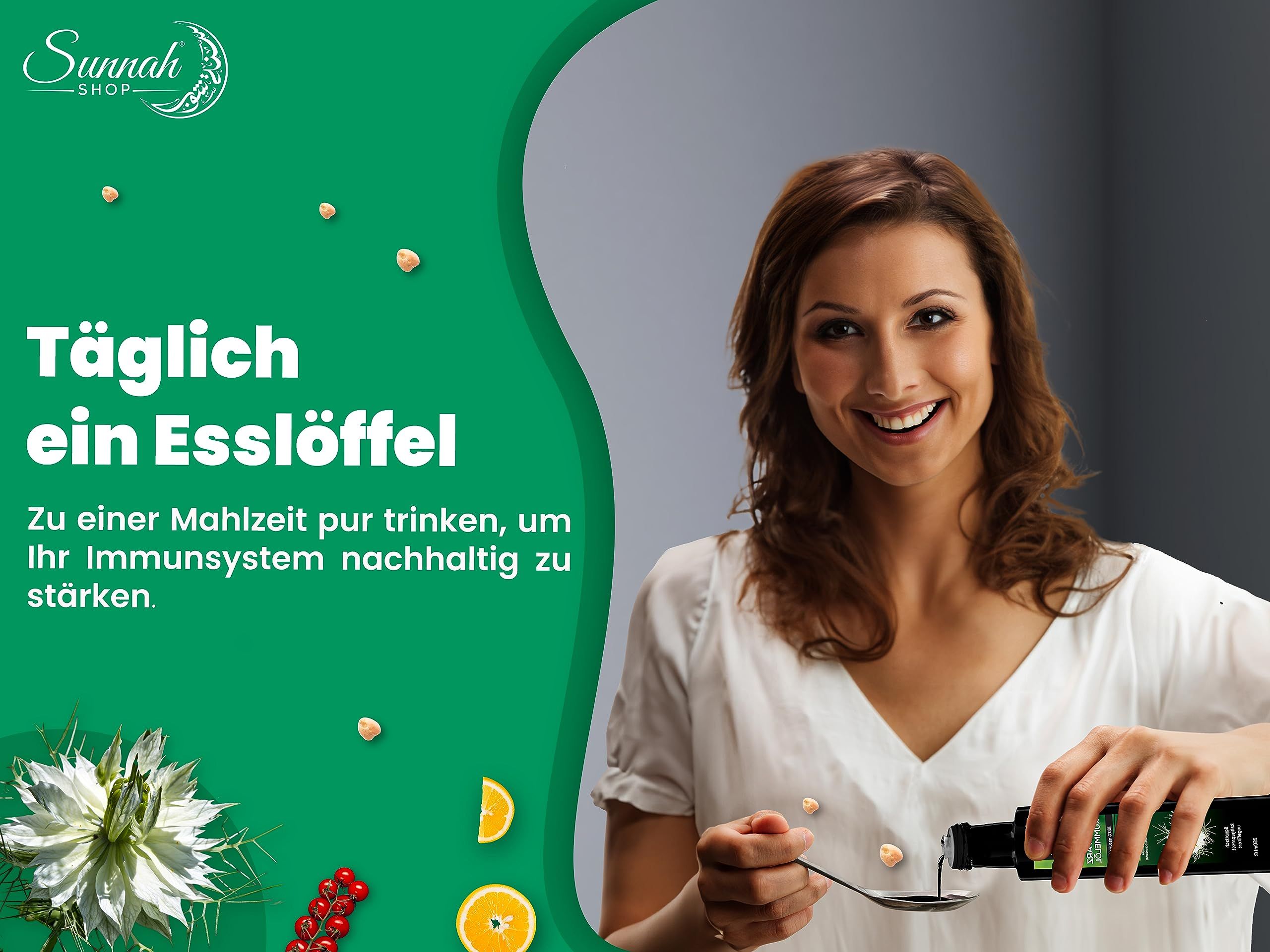 Frau gießt Schwarzkümmelöl in einen Löffel. Text: Täglich ein Esslöffel. Zu einer Mahlzeit pur trinken, um Ihr Immunsystem nachhaltig zu stärken.