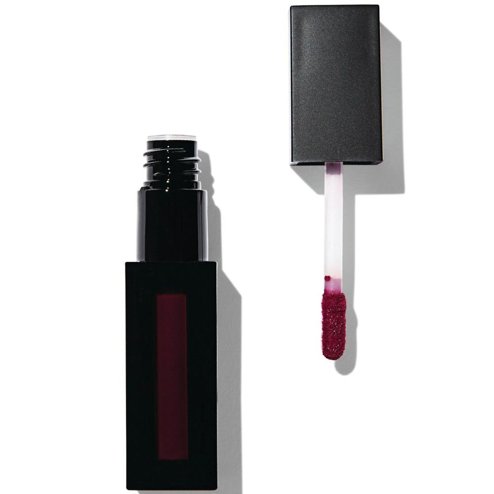 Geöffnete Lipgloss-Verpackung mit Applikator. Der Applikator hat eine dunkle, rote Farbe.