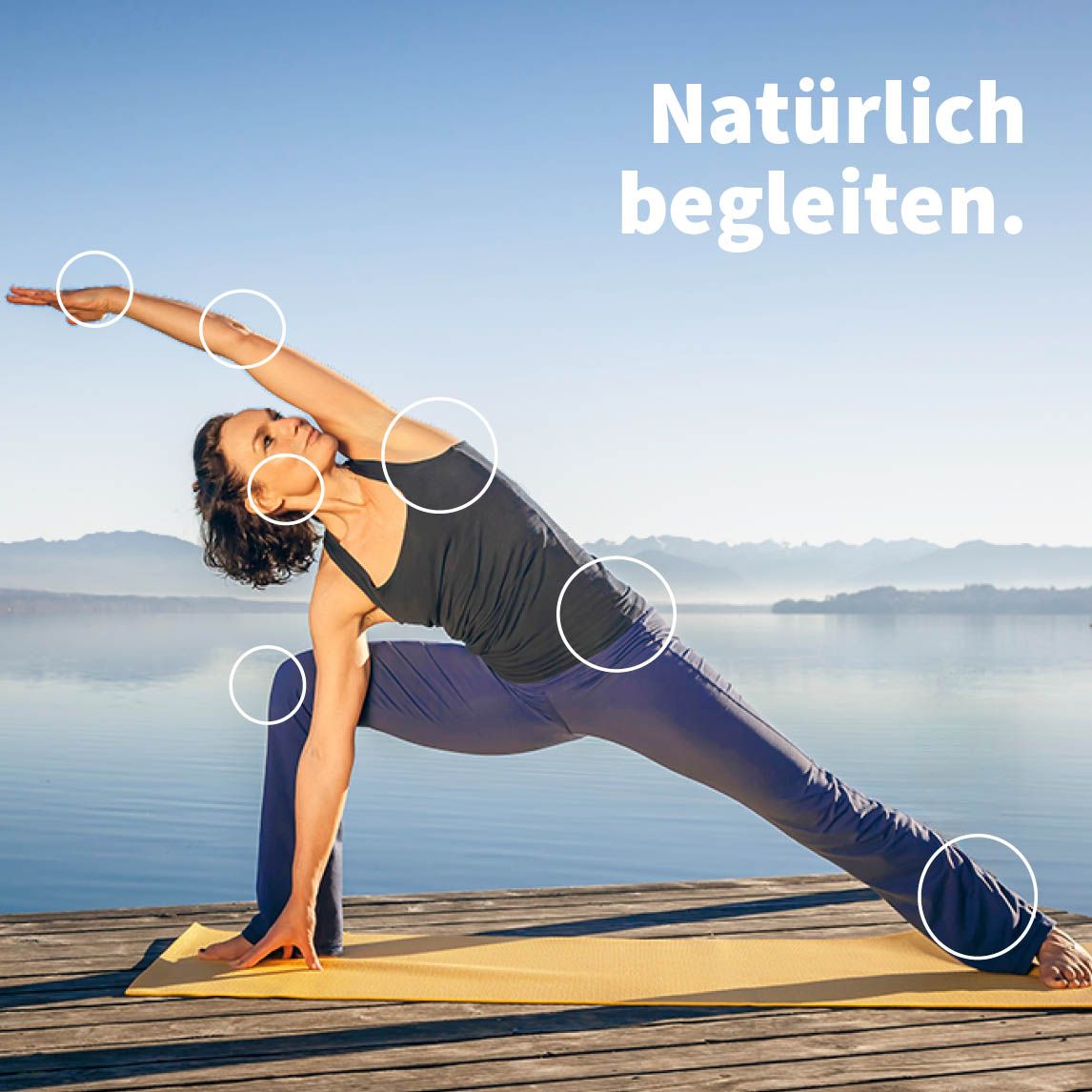 Frau in Yoga-Pose am See. Text: Natürlich begleiten.