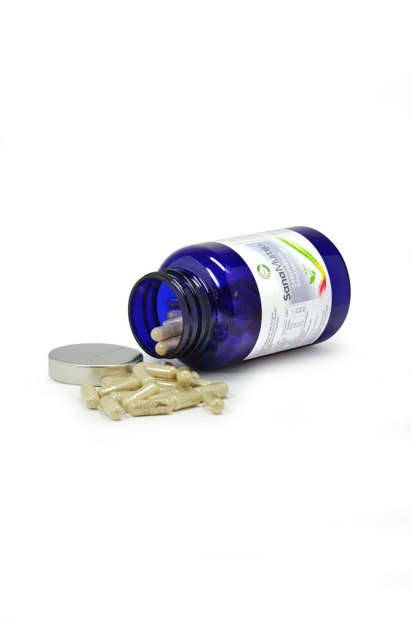 Blaue Flasche mit Kapseln. Deckel daneben. Kapseln liegen verstreut. Aufschrift SanaMumijo.
