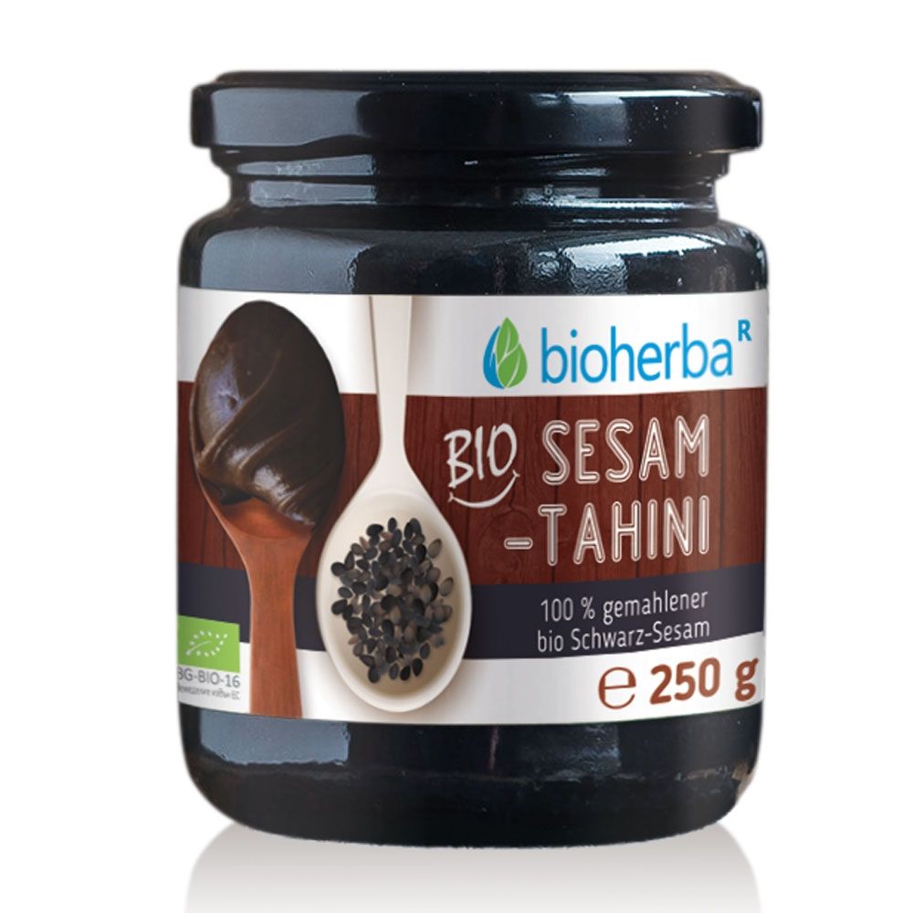 Glas mit schwarzem Sesam Tahini. Etikett mit Produktname und Logo. Bioherba Bio Sesam Tahini, 100% gemahlener Bio Schwarzer Sesam. E 250 g.