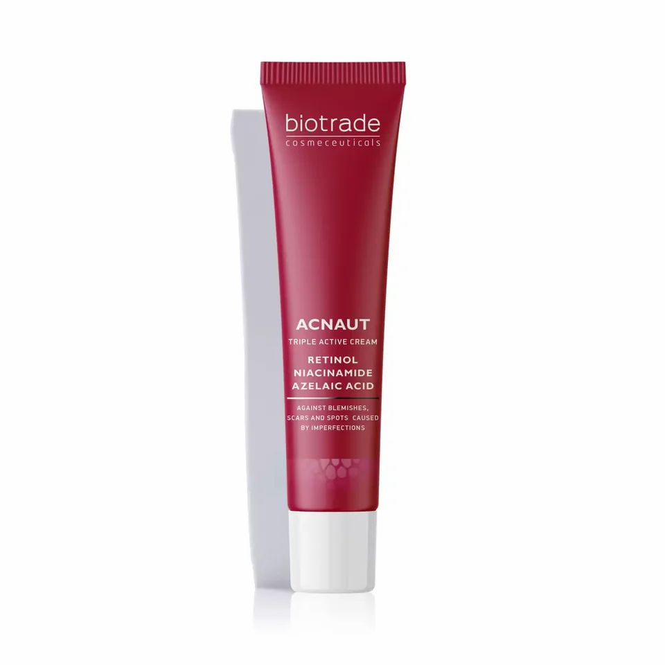 Rote Tube mit weißem Deckel. Text: Biotrade, Acnaut Triple Active Cream. Enthält Retinol, Niacinamid, Azelainsäure. Weißer Hintergrund.