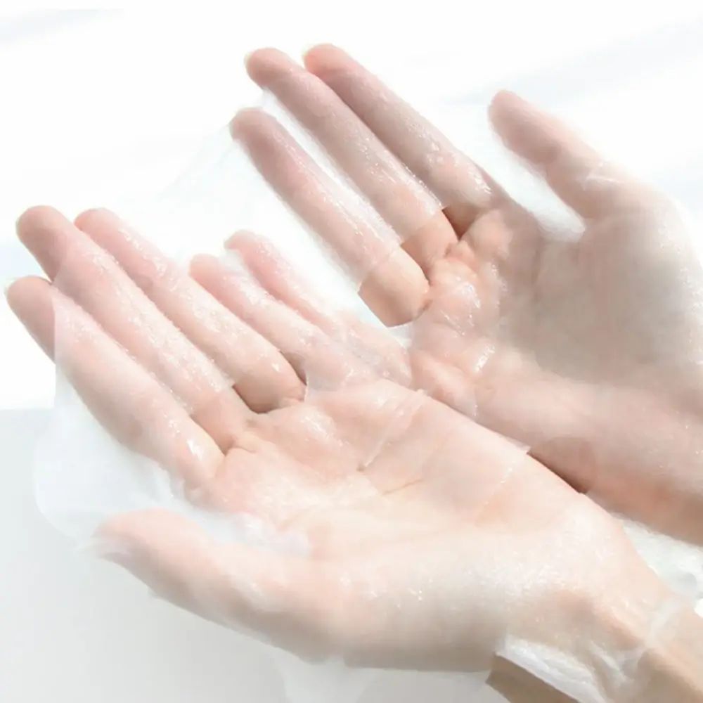 Zwei Hände halten eine feuchte Gesichtsmaske. Die Maske ist transparent und bedeckt die Handflächen.