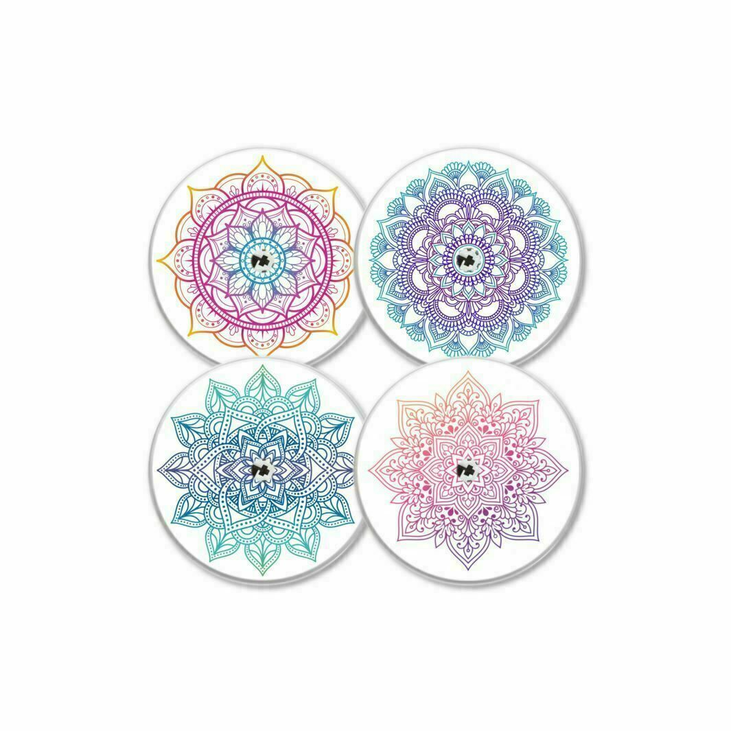 Vier runde Aufkleber mit Mandala-Design in verschiedenen Farben. Jeder Aufkleber hat ein kleines schwarzes Element in der Mitte.