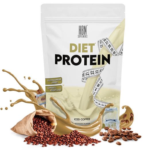 Beutel mit HBN Supplements Diet Protein, Iced Coffee Geschmack. Kaffeebohnen und Eiswürfel. Aufdruck: Diet Protein, Messband, Schriftzug: Glucomannan added, Supports weightloss.