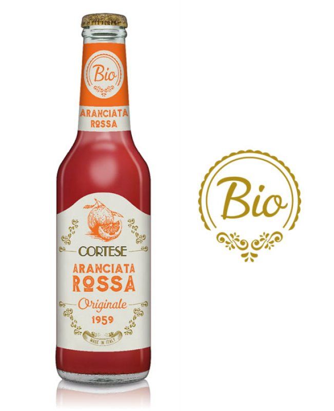 Glasflasche mit rotem Getränk. Etikett mit "Cortese Aranciata Rossa" und "Bio"-Siegel. Goldfarbener Kronkorken.