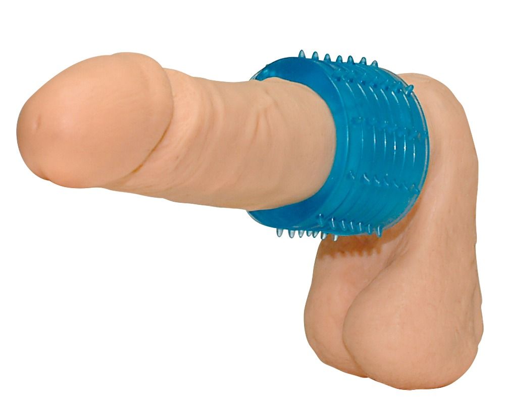 Blauer Ring mit Noppen, um einen Penis gelegt. Material: transparentes Kunststoff.