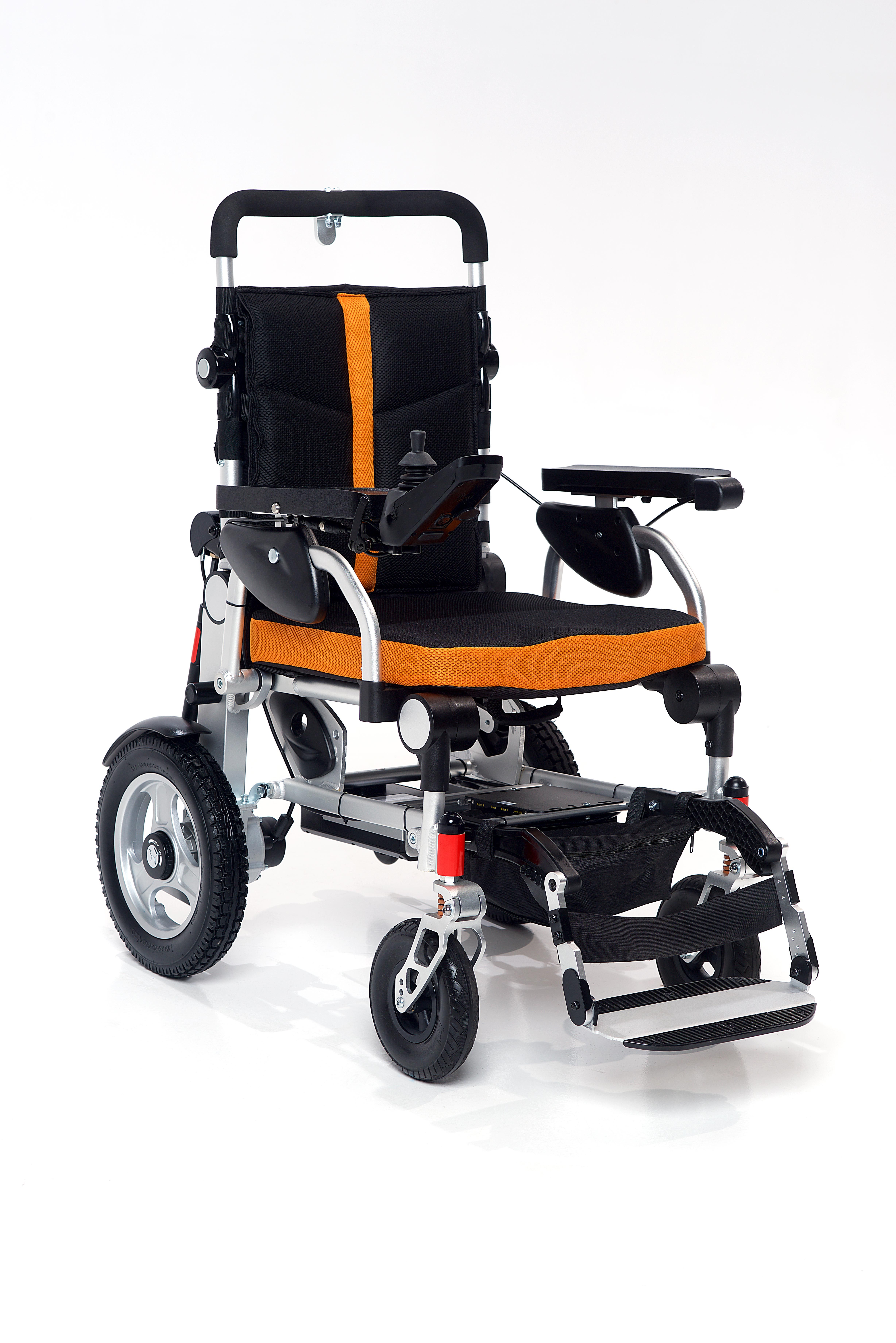 Elektrorollstuhl, schwarz-orangefarben, mit Armlehnen und Fußstützen. Zwei große Hinterräder, zwei kleinere Vorderräder.