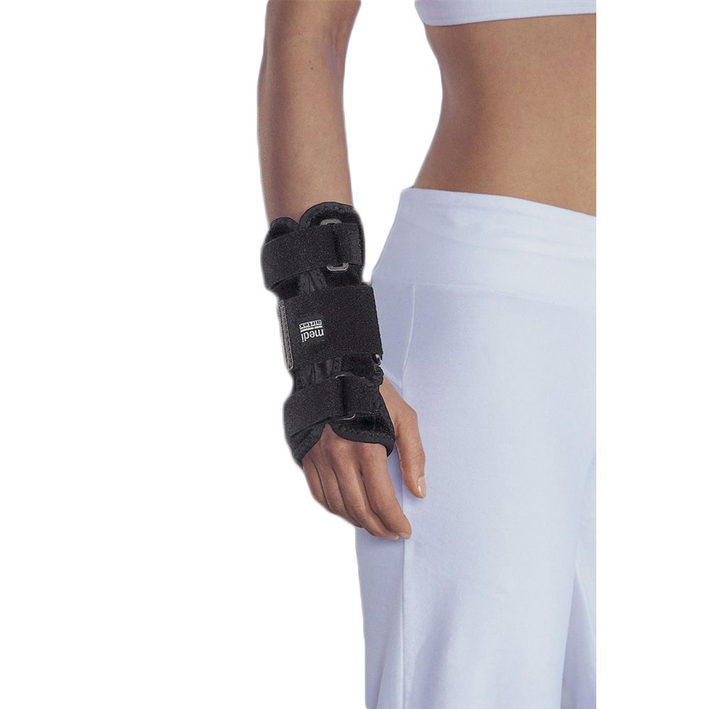 Graue Handgelenkorthese mit Klettverschlüssen, von der Seite gezeigt, an einem Arm einer Frau getragen.