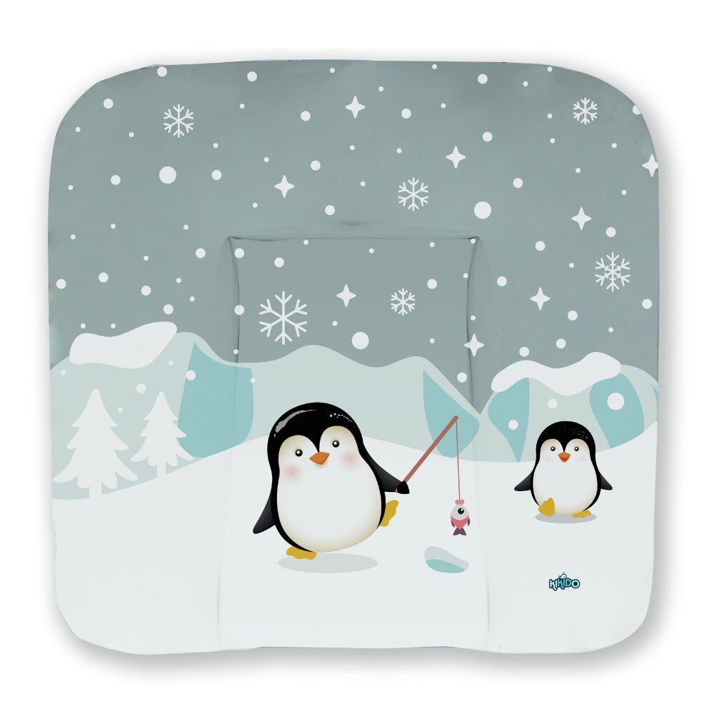 Wickelauflage mit Pinguin-Motiv. Hellgrauer Hintergrund mit Schnee und Eisbergen. Zwei Pinguine, einer angelt.