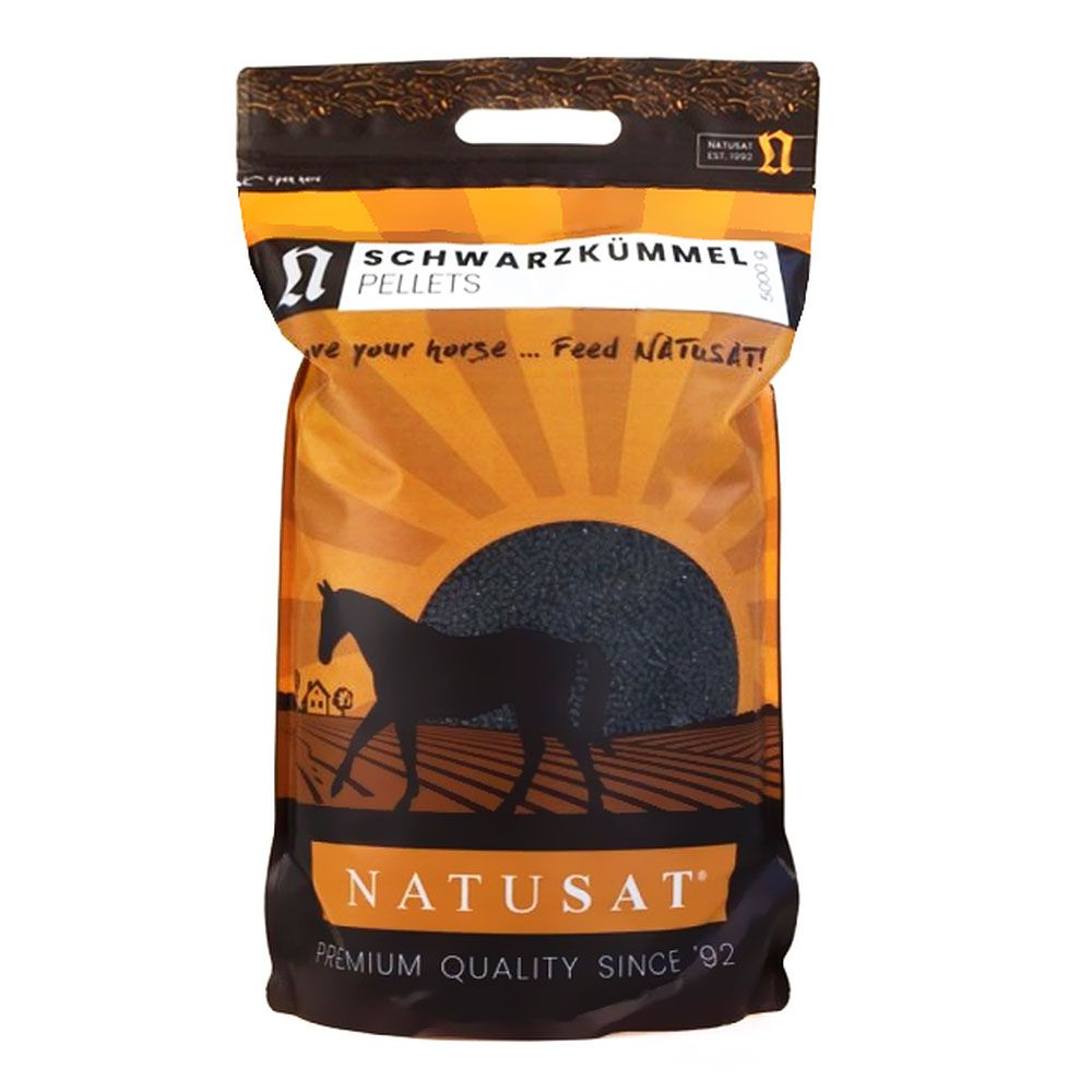 Beutel mit Natusat Schwarzkümmel Pellets. Aufdruck: „Premium Quality since '92“. Abbildung eines Pferdes vor Sonnenuntergang.